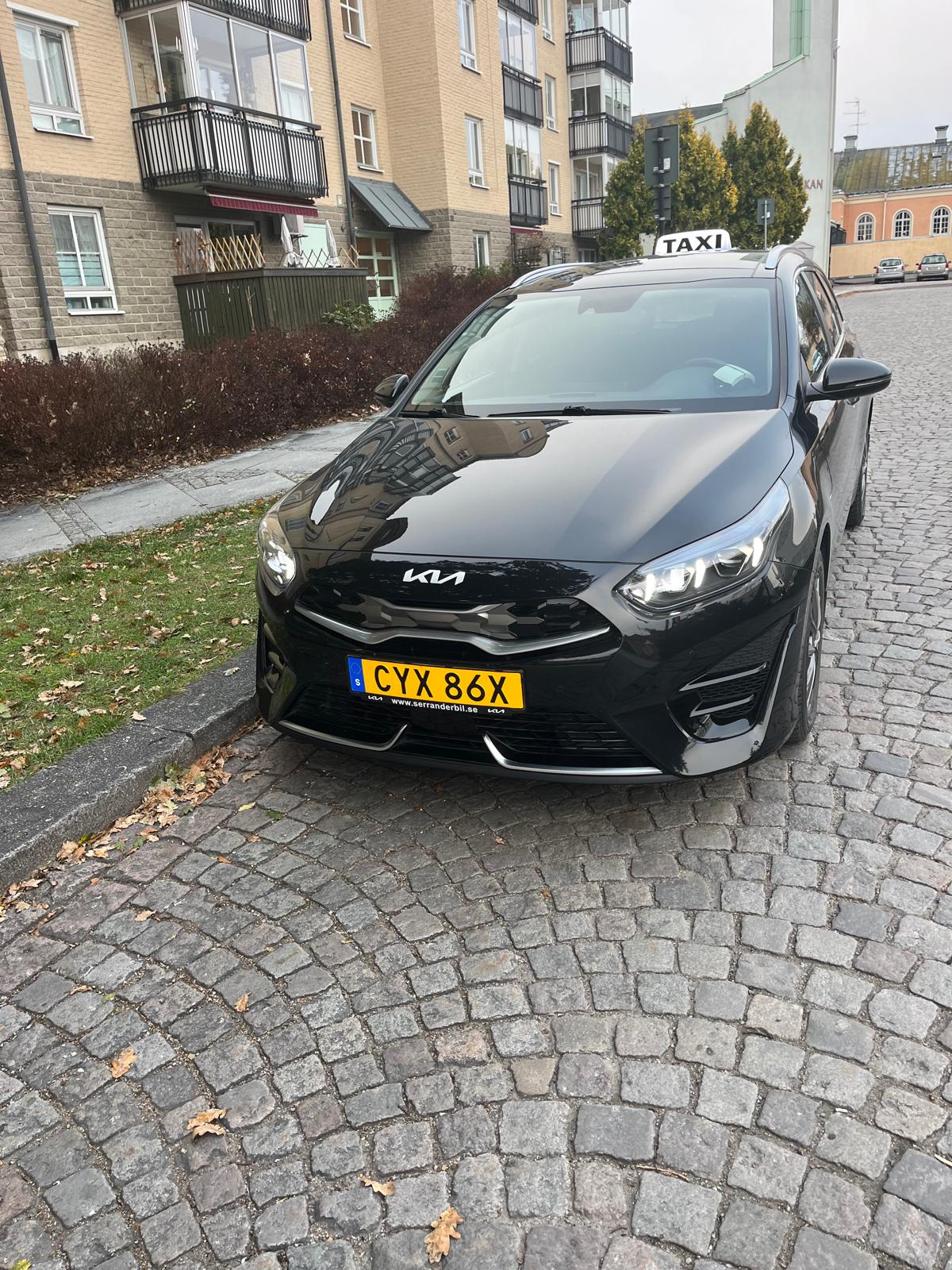 Taxi On Times svarta Kia i Eskilstuna